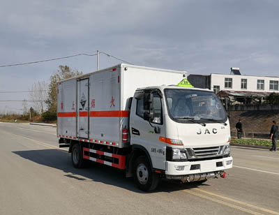 大力牌DLQ5040XFWHFC6型腐蚀性物品厢式运输车