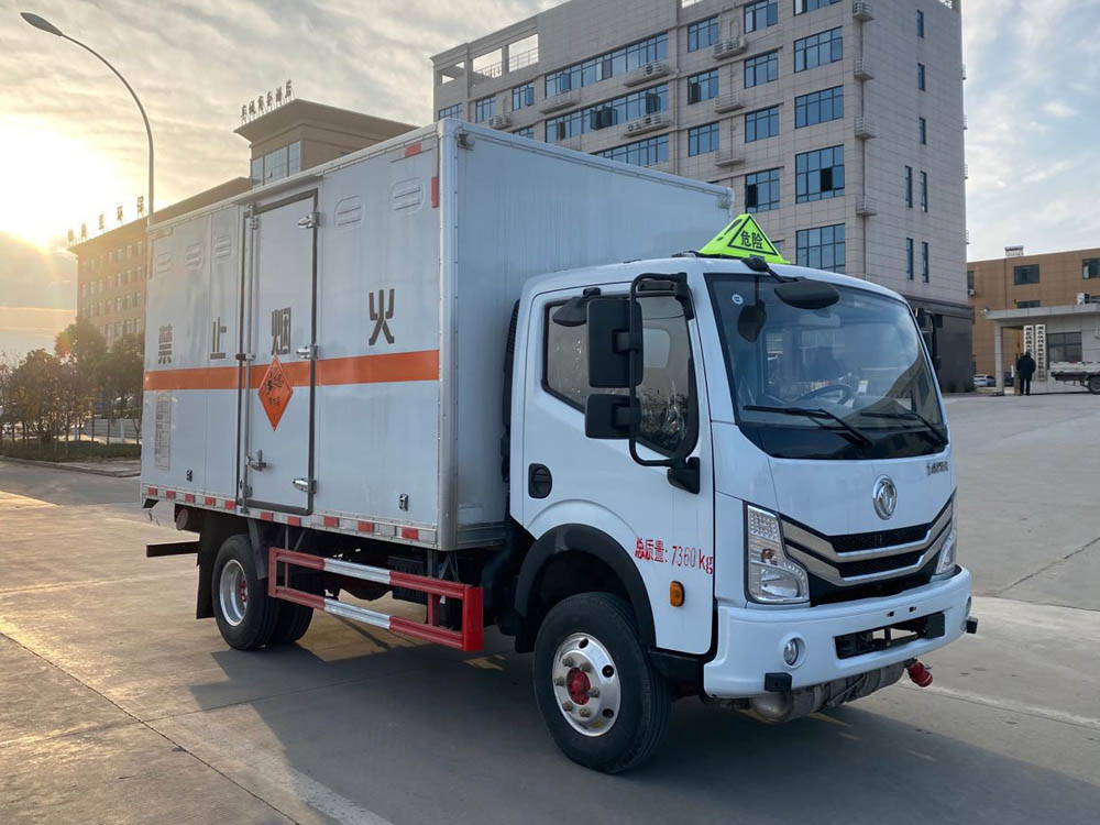 楚胜牌CSC5075XQY6型爆破器材运输车