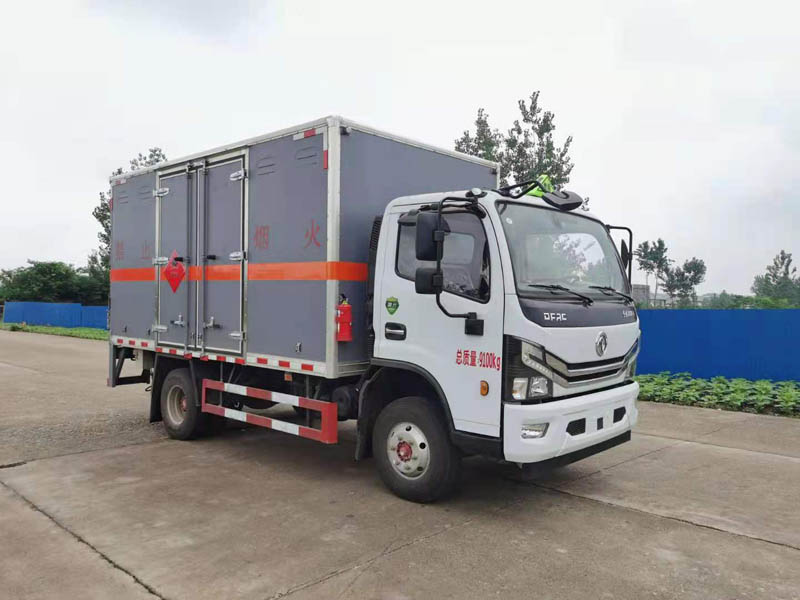 大力牌DLQ5090XRYEQ6型易燃液体厢式运输车