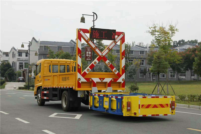 国六东风天锦高速养护防撞缓冲车